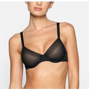 SKIMS NO SHOW MOLDED UNLINED DEMI BRA 36C
